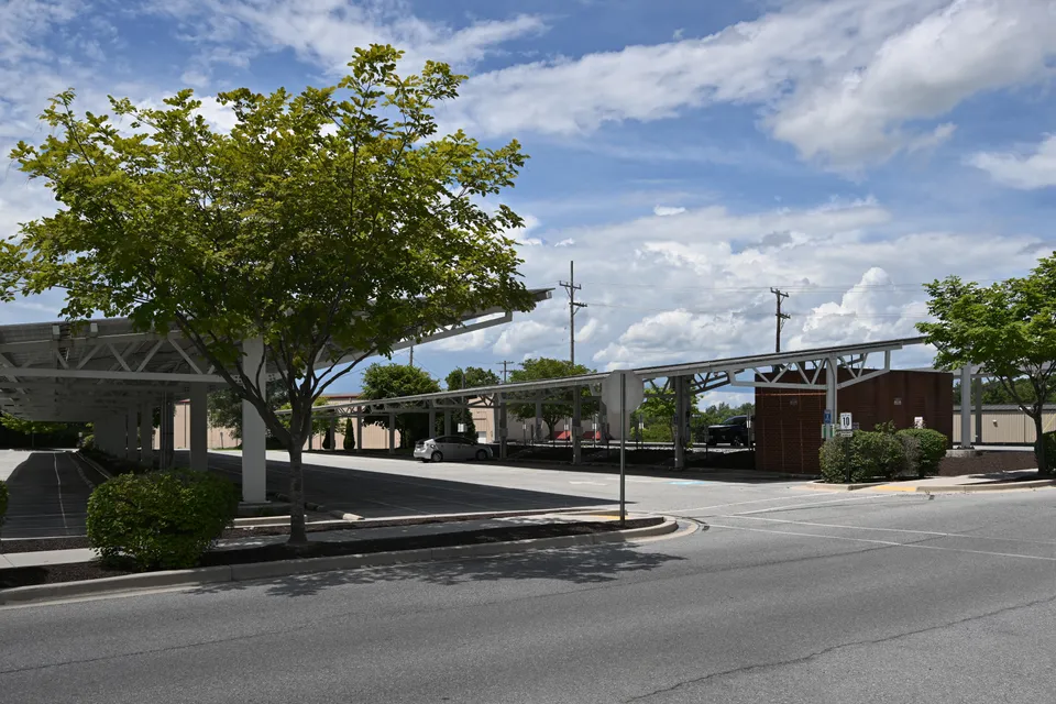 Carport solaire couvrant une place de parking