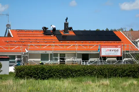 Techniciens intervenant sur une installation solaire en toiture