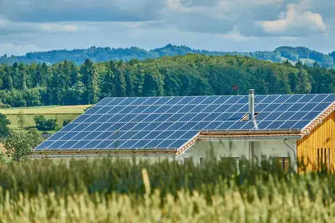 Panneaux solaires installés sur une toiture résidentielle